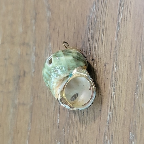 Elegant Gold tone and Green Shell Necklace pendant - Picture 4 of 5
